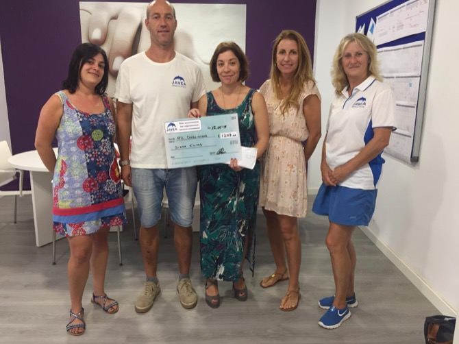 El club de natación del Lady Elizabeth School dona 1200 euros a los Servicios Sociales de Benitatxell