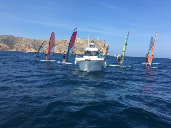 20 regatistas de windsurf participan en el trofeo autonómico del Club Náutico de Jávea