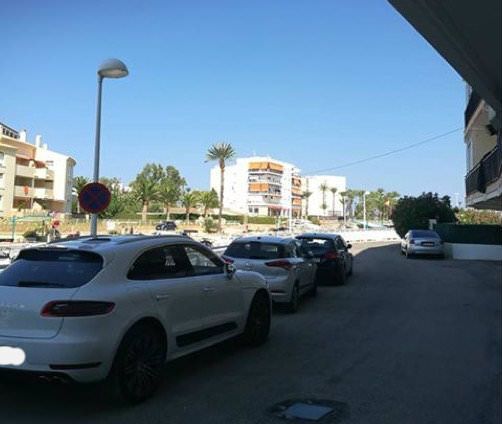 Fotodenuncia: Coches mal estacionados en la calle del canal