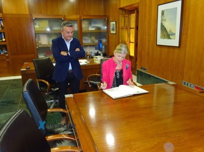 La consellera Bravo firma en el libro de honor del Ayuntamiento