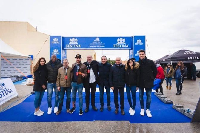 Andrés Contreras corta la cinta en la salida de la contrarreloj de la Vuelta a la Comunitat en Benitatxell