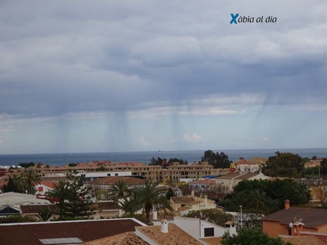 La foto del día: Cuatro cortinas de agua en el horizonte