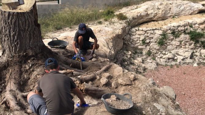 Hallan tres candiles de los siglos XI y XIII en el yacimiento de la Cova de les Bruixes de Benitatxell