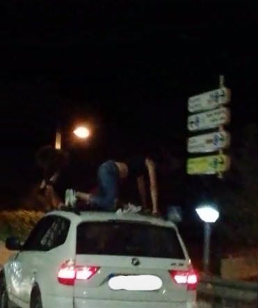 La Policía Local investiga un vídeo colgado en facebook que muestra unos jóvenes subidos a un coche por la calle Virgen de los Ángeles