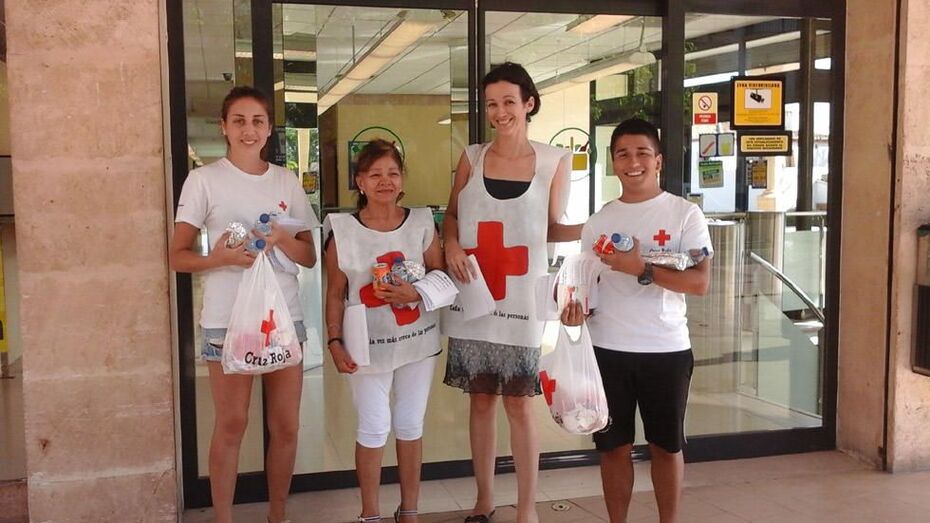 Cruz Roja recoge alimentos en los supermercados de Xàbia