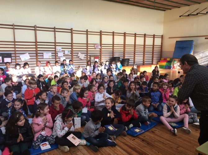 Els escolars del Vicente Tena s'endinsen en la literatura infantil amb Carles Cano