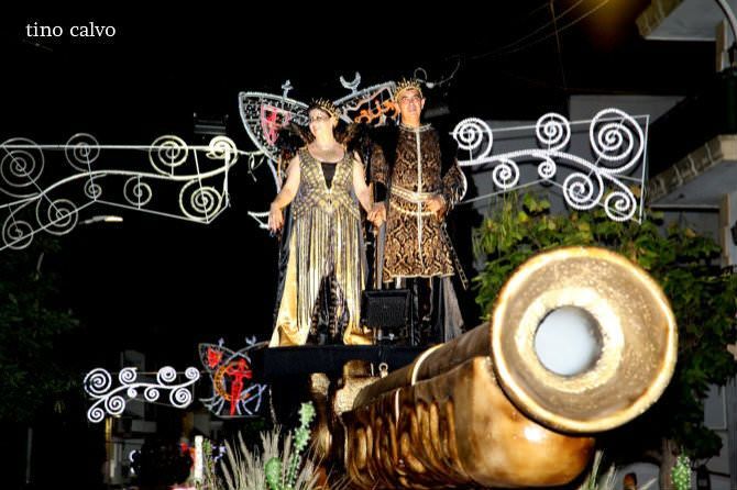 Espectacular desfile de gala y boato de la filà Trabuquers