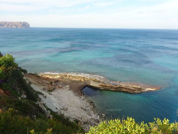 Xàbia reparará el desprendimiento de la Segunda Caleta, pero la zona seguirá precintada por seguridad