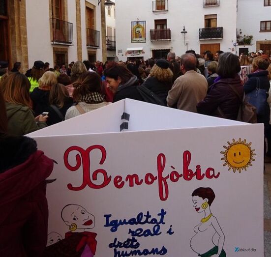 Decenas de mujeres se concentran en Xàbia para defender la igualdad frente a los hombres