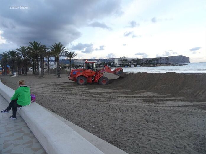 Xàbia levantará el dique de arena para evitar la inundación del arenal