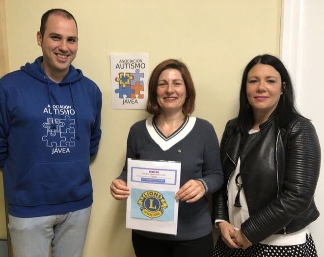 El Lions Club realiza una donación para el desarrollo la labor que realiza la asociación Autismo Jávea