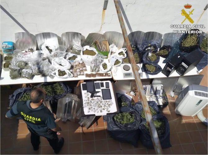 La Guardia Civil desmantela dos asociaciones cannábicas de Xàbia