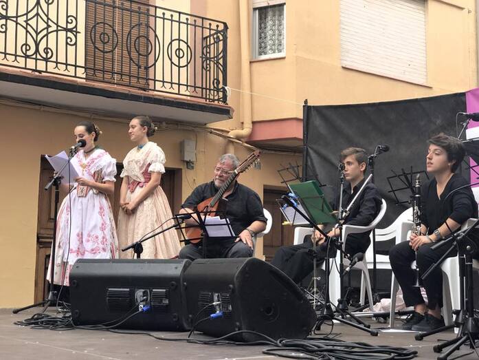 Benitatxell se llena de tradición y música con la segunda edición del festival Falquifolk