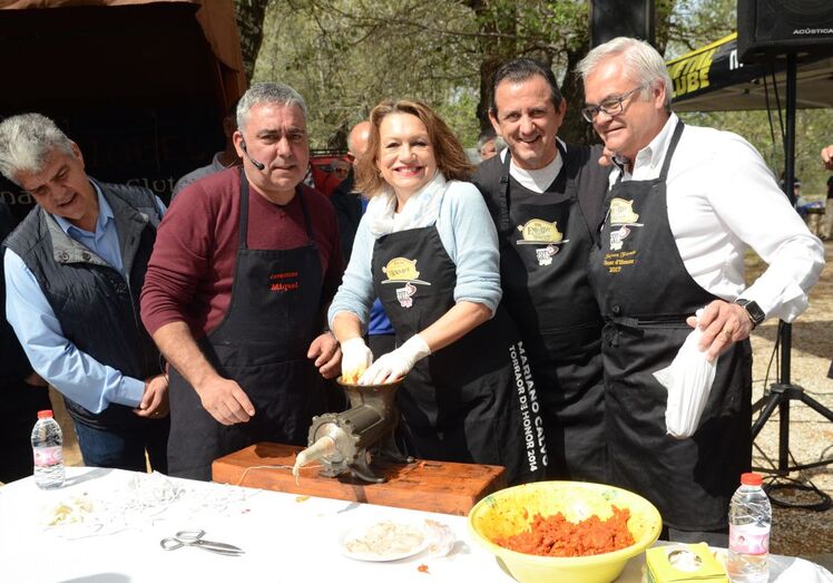 Sonja Dietz ostenta el título de Torraora d'Honor de la Feria del Embutido de la Vall del Pop
