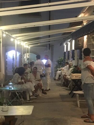 Fotonoticia: Fiesta blanca en la calle Pescadors de Duanes