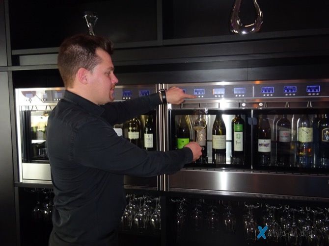 Nuevos negocios en Xàbia Histórica: cocina ecológica al vacío y una vinoteca con dispensador