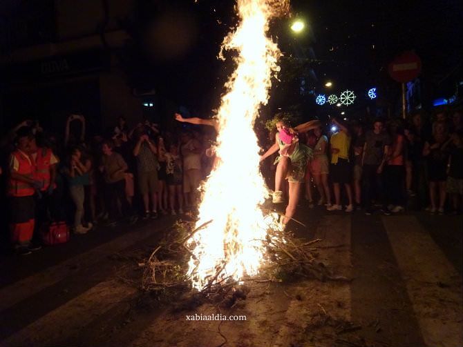 Una multitudinaria Nit dels focs de Sant Joan en Xàbia