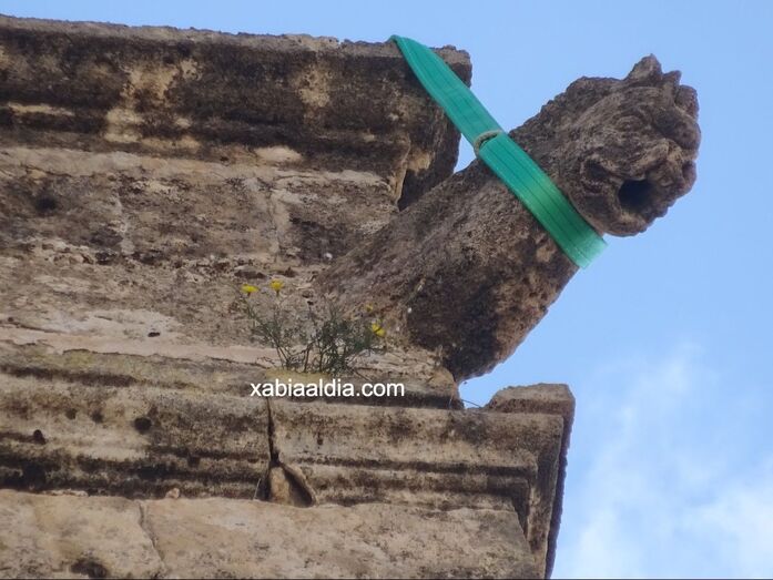 La parroquia de San Bartolomé pone una cincha a una gárgola ante el riesgo de que caiga