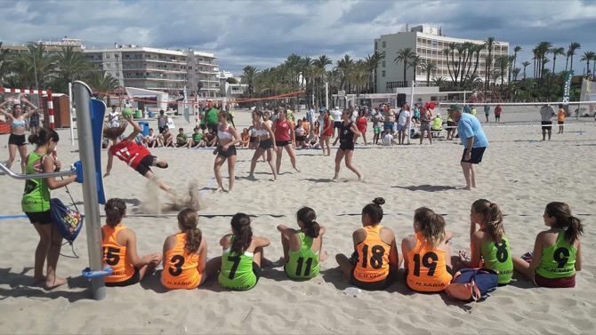 La liga autonómica de hándbol playa vuelve a elegir el Arenal como sede de sus partidos