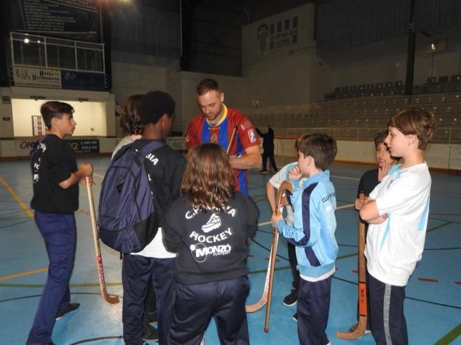 El Club Hoquei de Xàbia asiste a un partido de primera división entre el Alcoy y el Barça