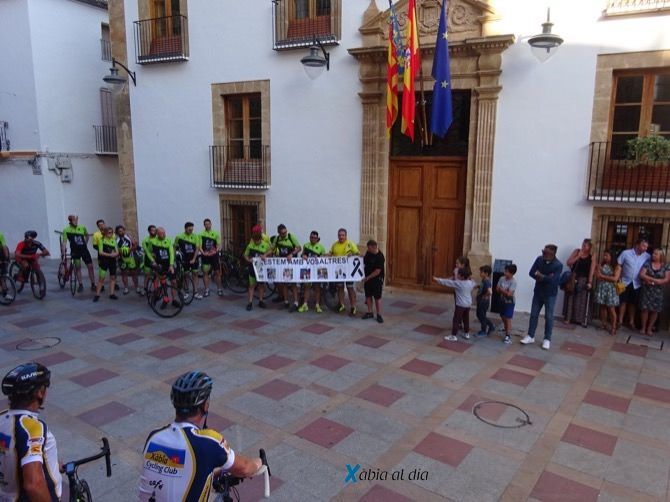 300 personas recuerdan a los tres ciclistas de Xàbia fallecidos el año pasado