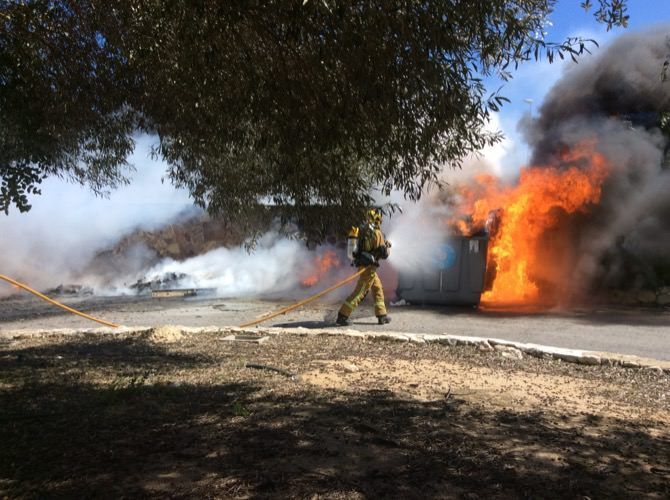 Dos pequeños incendios ponen de relieve la necesidad de sofocar bien las brasas antes de desecharlas