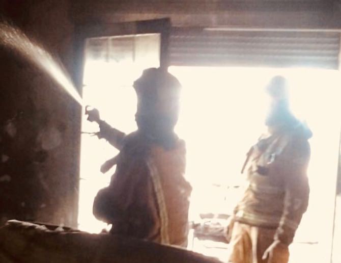 Los bomberos atienden a una persona por intoxicación