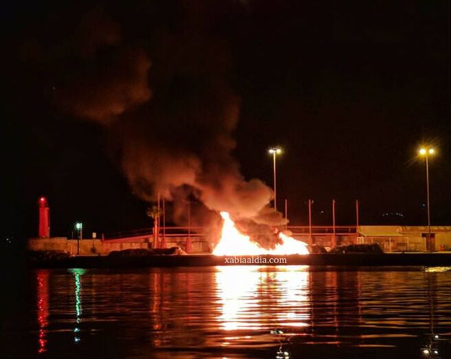 Arde un coche y unas redes de pesca en la escollera de puerto