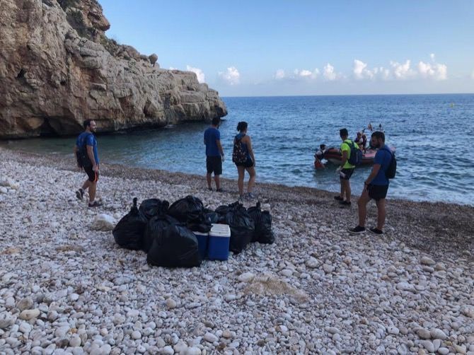 Un grupo de voluntarios recoge 150 kilos de basura en la Cala del Moraig