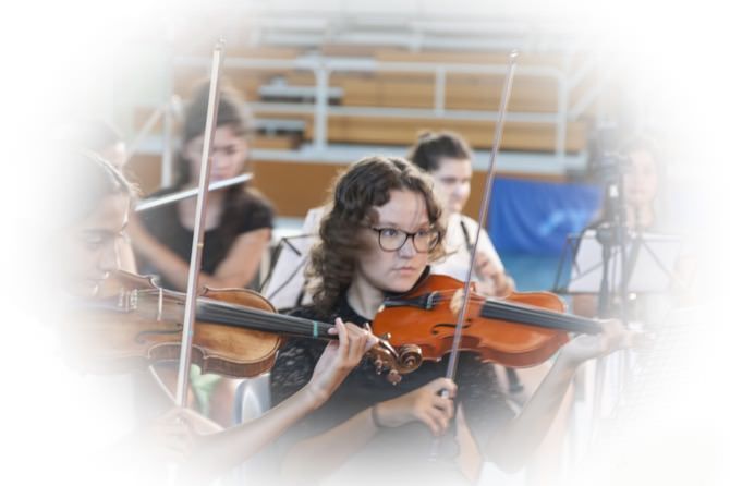 La joven violinista de Xàbia Lucía Cholbi, entre los músicos que actuarán junto al grupo Los Secretos en Teulada