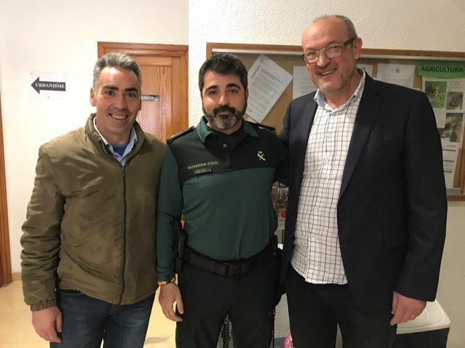 Benitatxell aporta los 900 euros que ha costado reparar la puerta del cuartel de la Guardia Civil