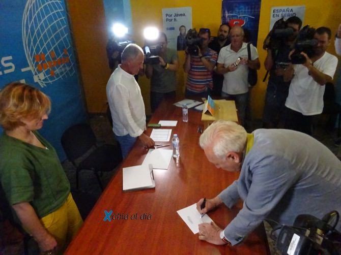 Los militantes del PP de Xàbia acompañan a Margallo durante la votación a presidente del partido