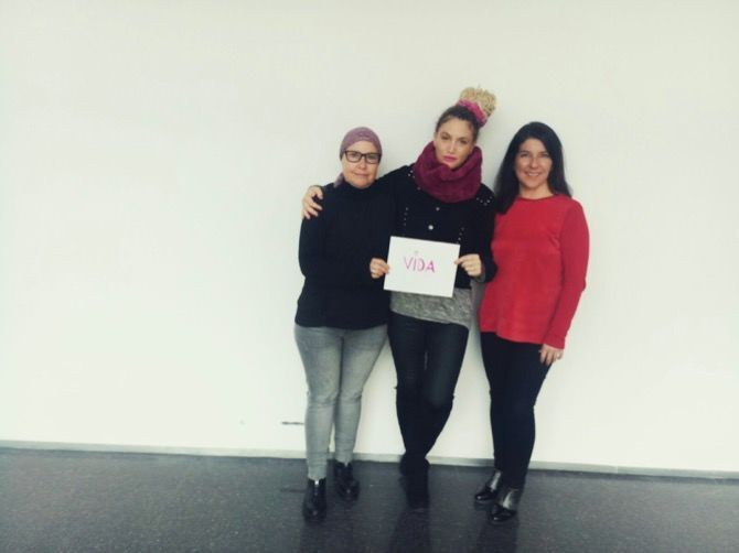 María Ferrer entrega una parte de su rifa navideña para las mujeres que están en tratamiento en el Hospital de Dénia