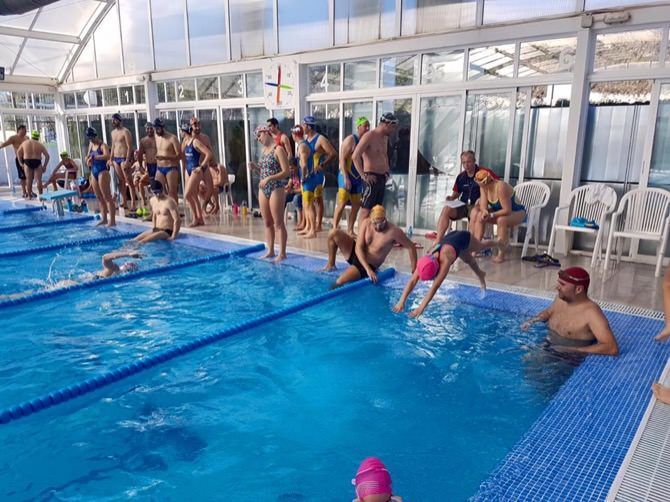 Benitatxell recauda 75 kilos de comida en un baño solidario en la piscina