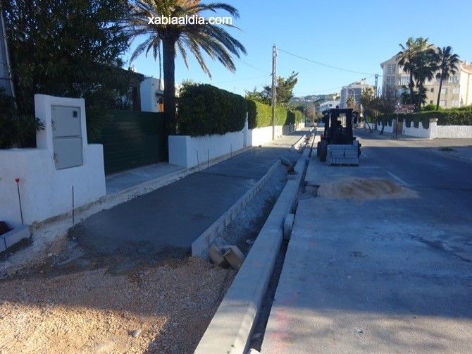 Las nuevas aceras de la avenida Ultramar ya son visibles