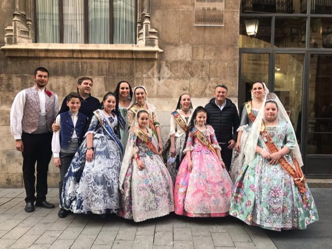 La reina de Fogueres, las damas y los presidentes de la Quinta participan en la ofrenda de las fallas