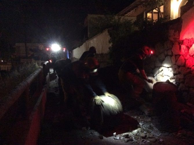Una palmera cae y derrumba el muro de una casa en La Caleta del Port
