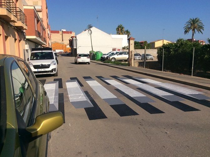Fotonoticia: El Verger prueba los pasos de peatones 3D