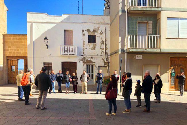 Benitatxell realiza un paseo crítico para detectar los errores urbanísticos del municipio y plantear soluciones y mejoras