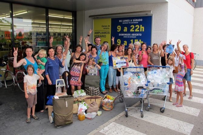 Un grupo de consumidores promueve una compra sin plásticos ni envoltorios
