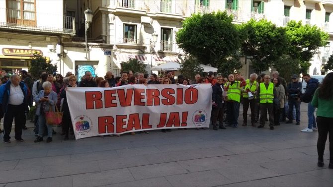 La plataforma en defensa de la Sanitat Pública reclama frente al Palau de la Generalitat la reversión de la concesión sanitaria