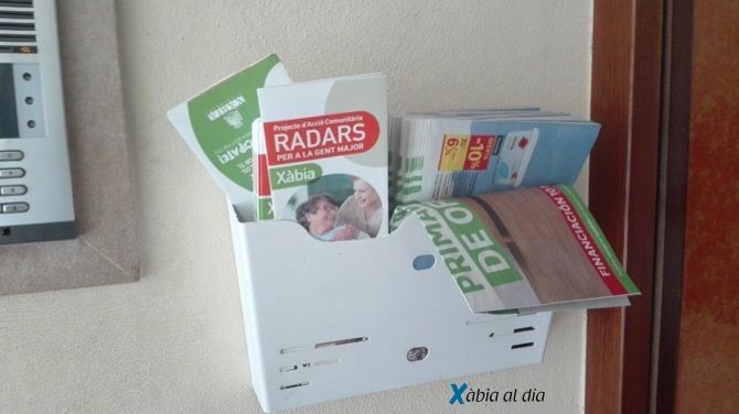 Servicios Sociales buzonea Xàbia para que todos los vecinos sean un radar que detecte las personas mayores de 65 años que puedan tener problemas