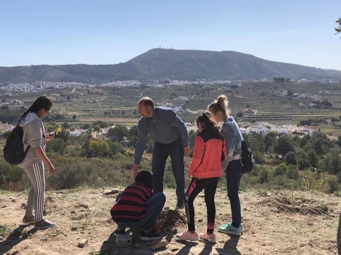 Concluye la regeneración del antiguo vertedero del Tossal Gros de Benitatxell con la plantación de 300 árboles