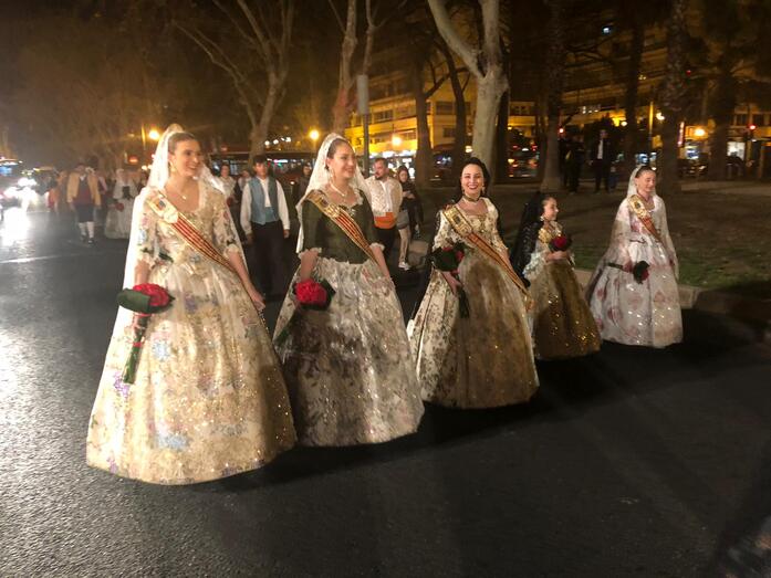 La reina y las damas participan en la ofrenda de las fallas