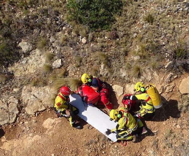 Trasladado al Hospital tras caerse en un agujero de 7 metros en la Cova Tallada