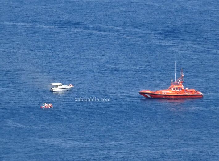 Rescatados ilesos de su embarcación tras comenzar a arder en la Sardinera