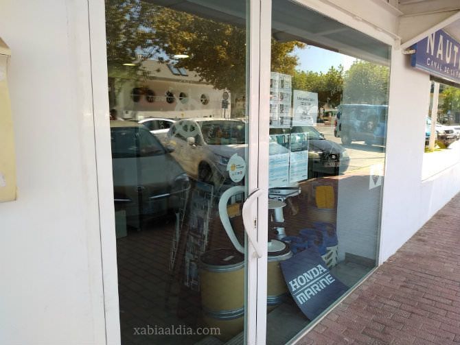La Policía Local detiene a dos jóvenes que saquearon una tienda de náutica en la avenida de la Fontana