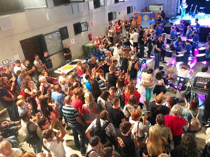 El Rotary de Dénia y Aprosdeco recaudan fondos a ritmo de rock para el centro de día La Xara