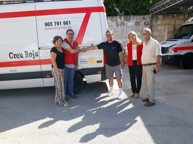 El Rotary Club celebra sus 114 años con una donación de arroz y leche a Cruz Roja