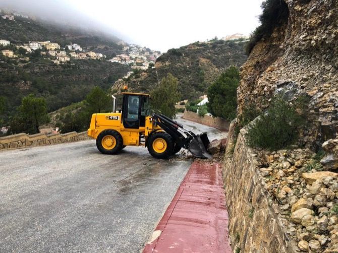 Benitatxell retira varios desprendimientos producidos por las fuertes lluvias en la carretera de la Cumbre del Sol